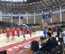 青海男篮披甲上阵，击败对手展示强悍一面()